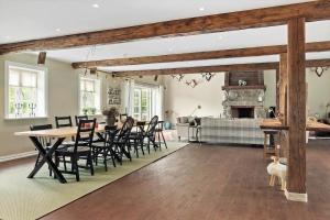 un salon avec une table et des chaises et une cheminée dans l'établissement HAL641-Unnaryd-Yas-108, à Realsbo 18 autres photos