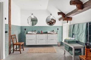 une salle de bain avec deux lavabos et deux miroirs dans l'établissement HAL641-Unnaryd-Yas-108, à Realsbo