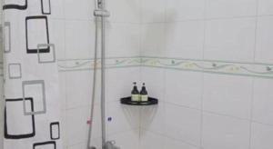 two bottles of wine sitting on a shelf in a bathroom at Beret B & B in Tengchong +245 photos
