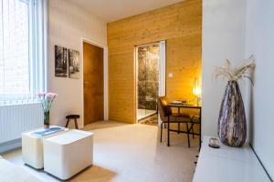 un soggiorno con tavolo e vaso di Aplace Antwerp - marvellous flats & hotel rooms ad Anversa