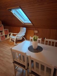 een kamer met een tafel met een vaas met bloemen erop bij Casa Carmen - gemütlich, wohlfühlen in Allmersbach im Tal