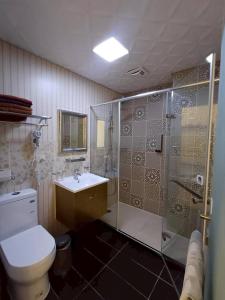 Et badeværelse på 墾丁秋莊會館 附限量停車位 不保證有位置 無法事先預留 背包房無車位 預訂後記得加Line聯繫 + 49 billeder