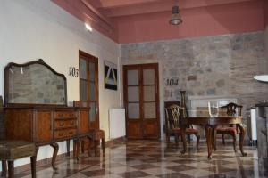 a dining room with a table and a mirror at Casa Cundaro in Girona