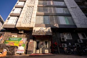 un bâtiment avec une enseigne devant lui dans l'établissement Namaste Khatu Shyam, à Khātu