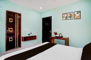 a bedroom with a white bed and a window at Hotel O The Pride Inn Basistha Road in Khānāpāra