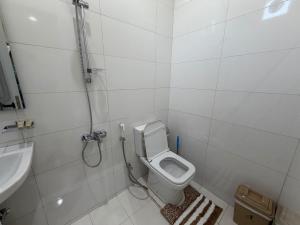 een badkamer met toilet en wastafel bij Sky5 Apartment in Hatta