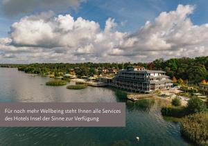 een luchtzicht op een resort op een rivier bij Insel der Sinne - Das SeeDorf - Exklusive Ferienhäuser am Wasser in Görlitz