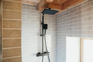 une lumière dans un coin de mur d'une cuisine dans l'établissement Les Framboisiers by Lodji, à Saint-Marcel