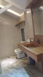 een badkamer met toilet en ligbad bij 7 Day Inn in Gili Trawangan
