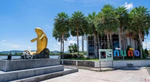 una statua di una sirena si trova di fronte a un edificio di OYO 565 Trang Hotel a Trang
