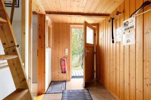 een gang van een huis met een brandblusser bij VGO786-Hacksvik-Hacksvik-1 in Bygärde