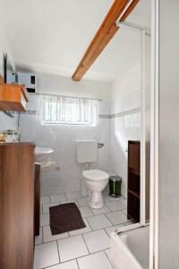 een badkamer met toilet, wastafel en bad bij VGO786-Hacksvik-Hacksvik-1 in Bygärde