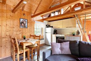 een keuken en woonkamer met een tafel en een bank bij VGO786-Hacksvik-Hacksvik-1 in Bygärde +21 foto's