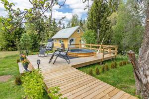 een terras met een hottub en een huis bij VGO786-Hacksvik-Hacksvik-1 in Bygärde