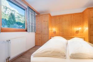 a bedroom with a bed and a window at Lakeside Apartments in Haller