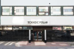 Un edificio con un cartello che legge senato polare di Scandic Polar a Rovaniemi