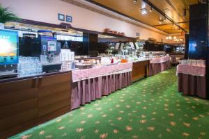 un ristorante con moquette e banconi rosa e verdi di Scandic Polar a Rovaniemi