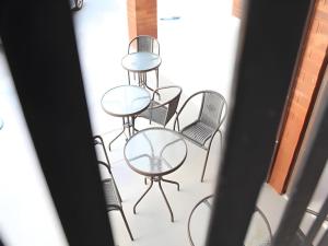 un ensemble de chaises et de tables sur un balcon dans l'établissement Changsova Hotel, à Ban Chang