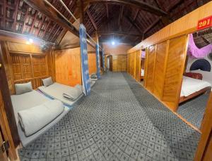 an overhead view of a room with bunk beds at Đoàn Kết Homestay in Dồng Văn