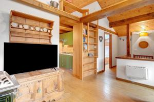 Il comprend un grand salon doté d'une télévision à écran plat. dans l'établissement Casa Serena, à Cavalese