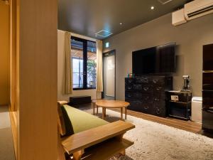 Et tv og/eller underholdning på KONJAKUSO Osaka Dotonbori "SHOSHI" "GŌYAKUYA"SPA Stay