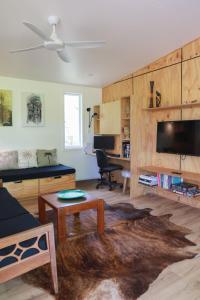 ein Wohnzimmer mit Sofa und Tisch in der Unterkunft The Green House in Matavera