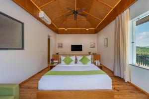 ein Schlafzimmer mit großem Bett und Fernseher in der Unterkunft Nanda Hill Resorts, Udaipur in Chirwa + 40 Fotos