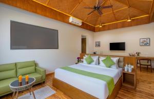 ein Schlafzimmer mit Bett und Flachbildfernseher in der Unterkunft Nanda Hill Resorts, Udaipur in Chirwa