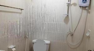 een witte badkamer met douche en toilet bij Senesouk Hotel in Vientiane +116 foto's