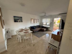 een woonkamer met een tafel en een bank bij Casa Lovia in Orihuela-Costa