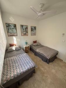 een slaapkamer met twee bedden en een plafondventilator bij Casa Lovia in Orihuela-Costa +51 foto's