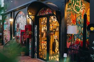 een ingang naar een gebouw met glas-in-loodramen bij The Quartier Hotel Phromphong - Thonglor in Bangkok +46 foto's