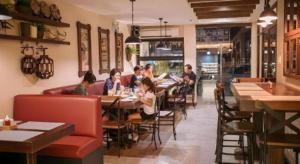 un groupe de personnes assises à des tables dans un restaurant dans l'établissement Casa Rubin, à Angatan