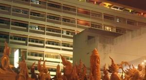 eine Gruppe von Menschen steht vor einem Gebäude in der Unterkunft Ubon Hotel in Ubon Ratchathani