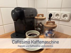 une cafetière sur un comptoir avec une tasse de café dans l'établissement Altstadt Suite mit Parkplatz, à Cobourg