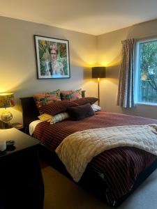 En eller flere senge i et værelse på Beach Escape