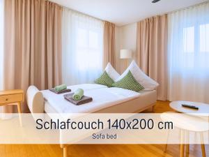 une chambre d'hôtel avec un lit et une table dans l'établissement Altstadt Suite mit Parkplatz, à Cobourg