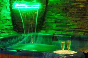 bañera con 2 copas de champán en una mesa en Casa Rural y Spa El Huerto del Abuelo, en Almiruete