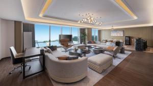 Khu vực ghế ngồi tại Crowne Plaza Weihai Binhai by IHG