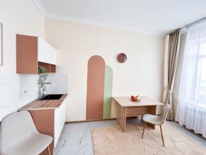 un salon avec une table et une chaise dans l'établissement Bekarys Hotel, à Astana