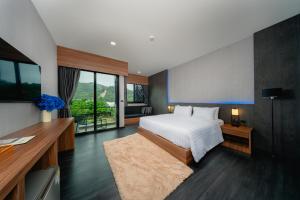 una camera con letto, scrivania e finestra di Happy Hotel Aonang Krabi ad Aonang Beach Altre 65 foto