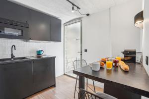 Kuchyň nebo kuchyňský kout v ubytování Maisons Alfort 5 Luxurious apartment with private garden and Jacuzzi