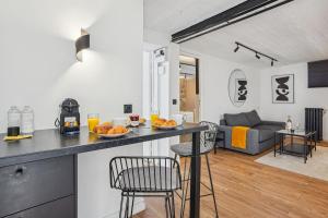 Posezení v ubytování Maisons Alfort 5 Luxurious apartment with private garden and Jacuzzi