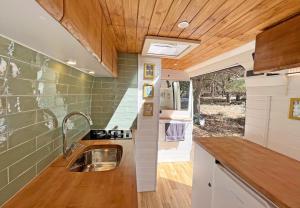 een keuken met een wastafel in een tiny house bij Glamping converted van with bathroom in Los Cristianos