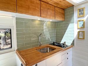 een keuken met een wastafel in een tiny house bij Glamping converted van with bathroom in Los Cristianos