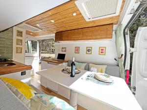 een keuken en een woonkamer in een tiny house bij Glamping converted van with bathroom in Los Cristianos