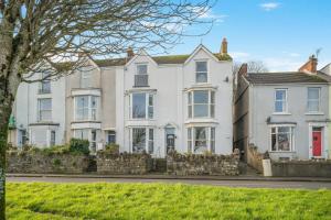 an image of a large white house at 5 Bed in Mumbles oc-l34618 in The Mumbles