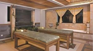 ein großer Raum mit Badewanne und Sitzbank in der Unterkunft Le Beringin in Salatiga