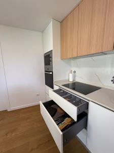 een keuken met witte kasten en een open lade bij Quinta do Passal in Parada de Ester