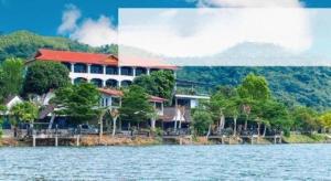 ein großes Gebäude am Ufer eines Gewässers in der Unterkunft Rim Kaeng resort in Kaeng Kachan